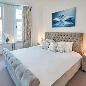 https://host-stay-captains-deck-seafront-apartment.yorkshirehotels.net